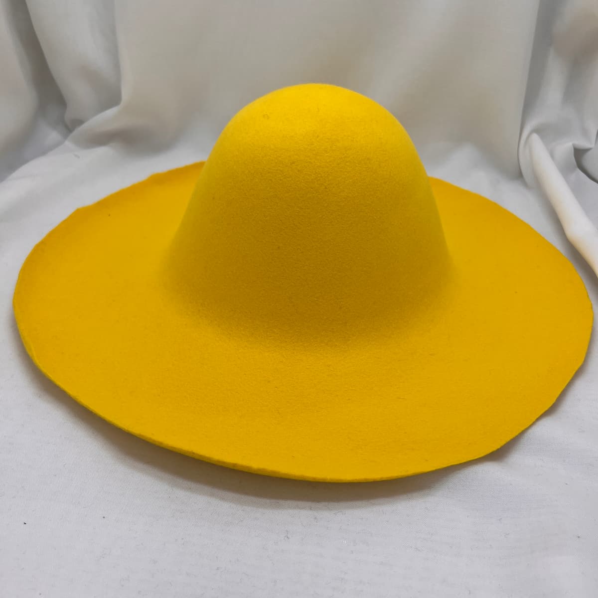 kit DIY chapeau crochez, kit complet chapelier, forme à chapeau, formation chapeau, feutre jaune bouton d'or