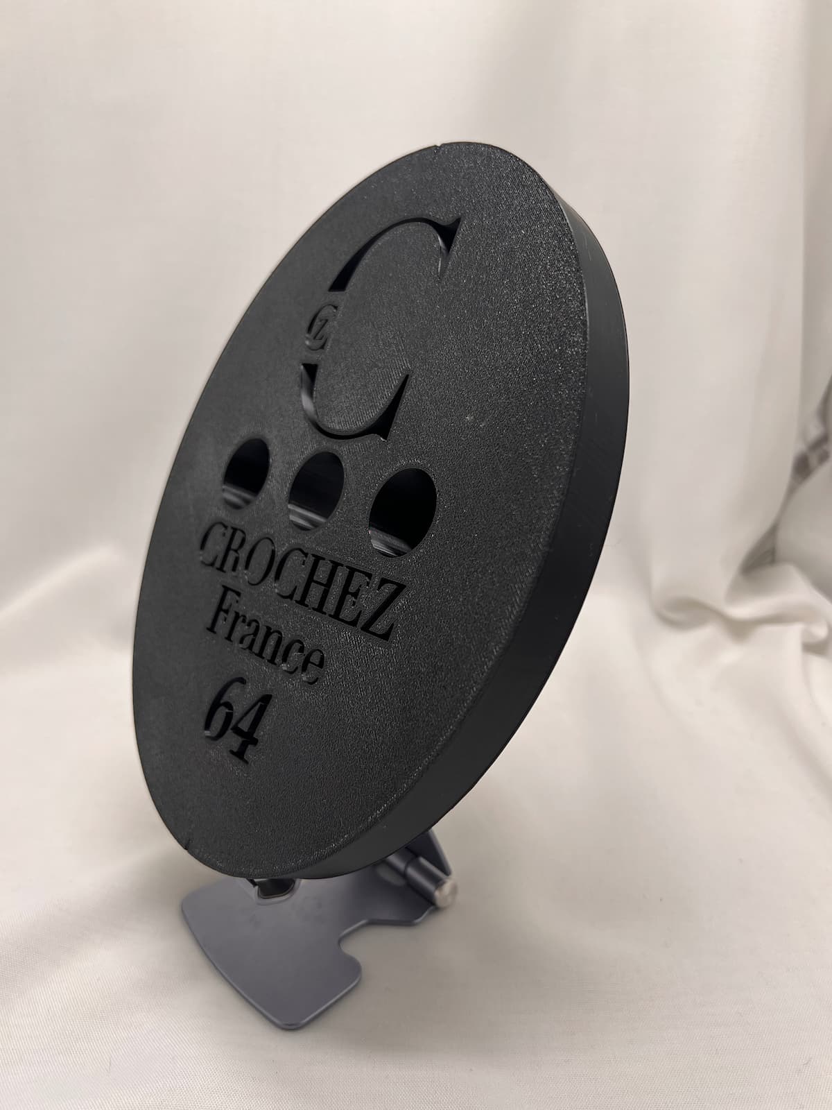 formillon, forme à chapeau, hatblock, outil de chapelier, crochez, vue de biais debout