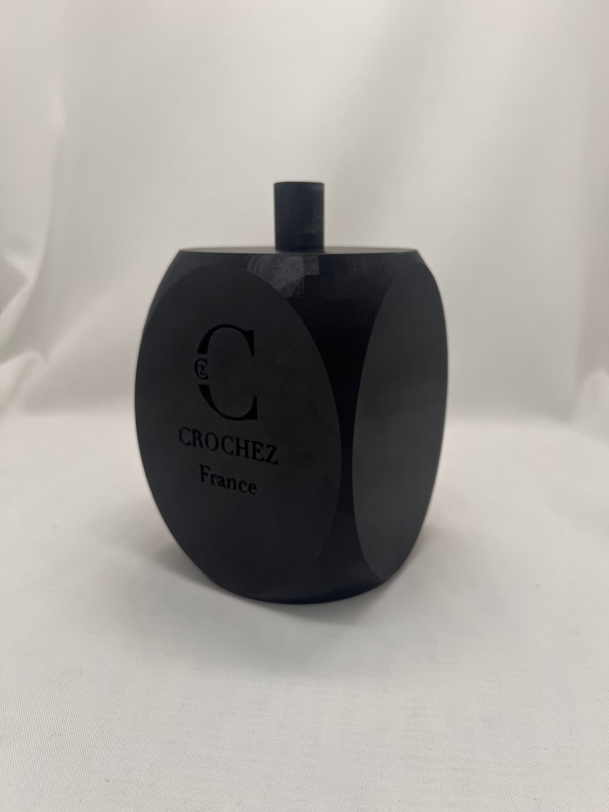 Gigolo – Support / Pied pour formes à chapeaux, outil de chapelier, vue de biais