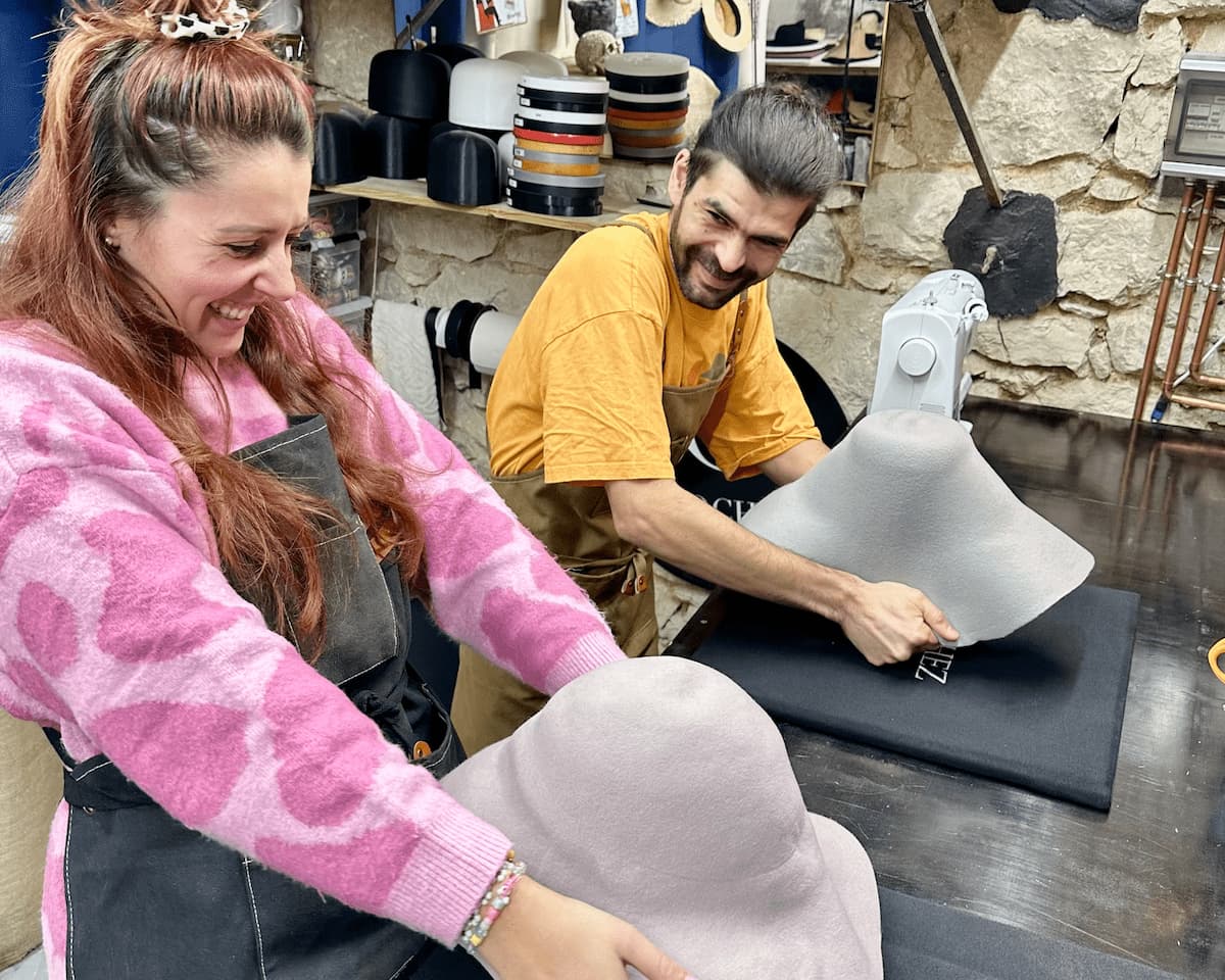 Atelier création chapeau en feutre de laine avec chapelier crochez formation