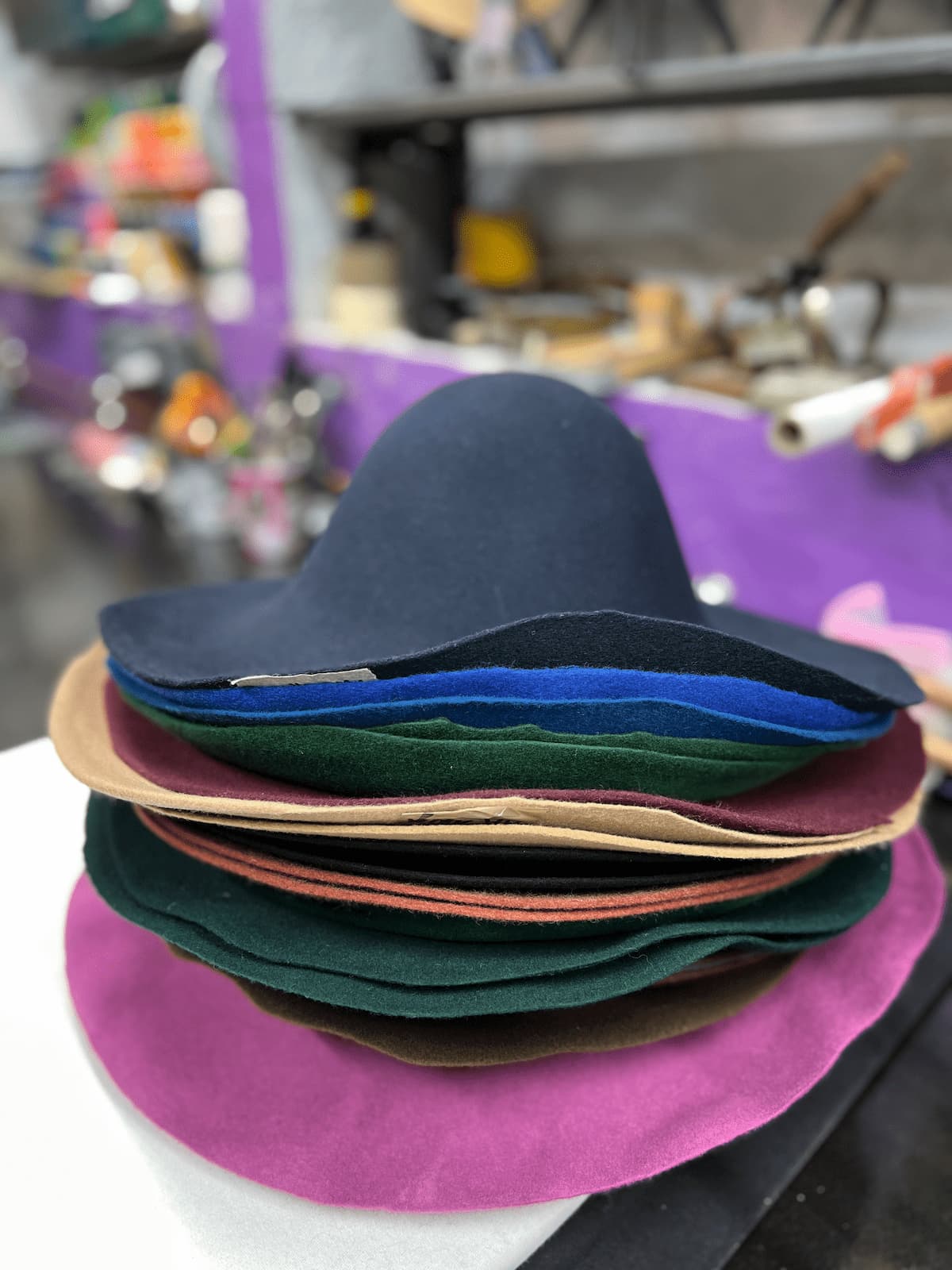 Atelier création chapeau en feutre de laine avec chapelier crochez formation