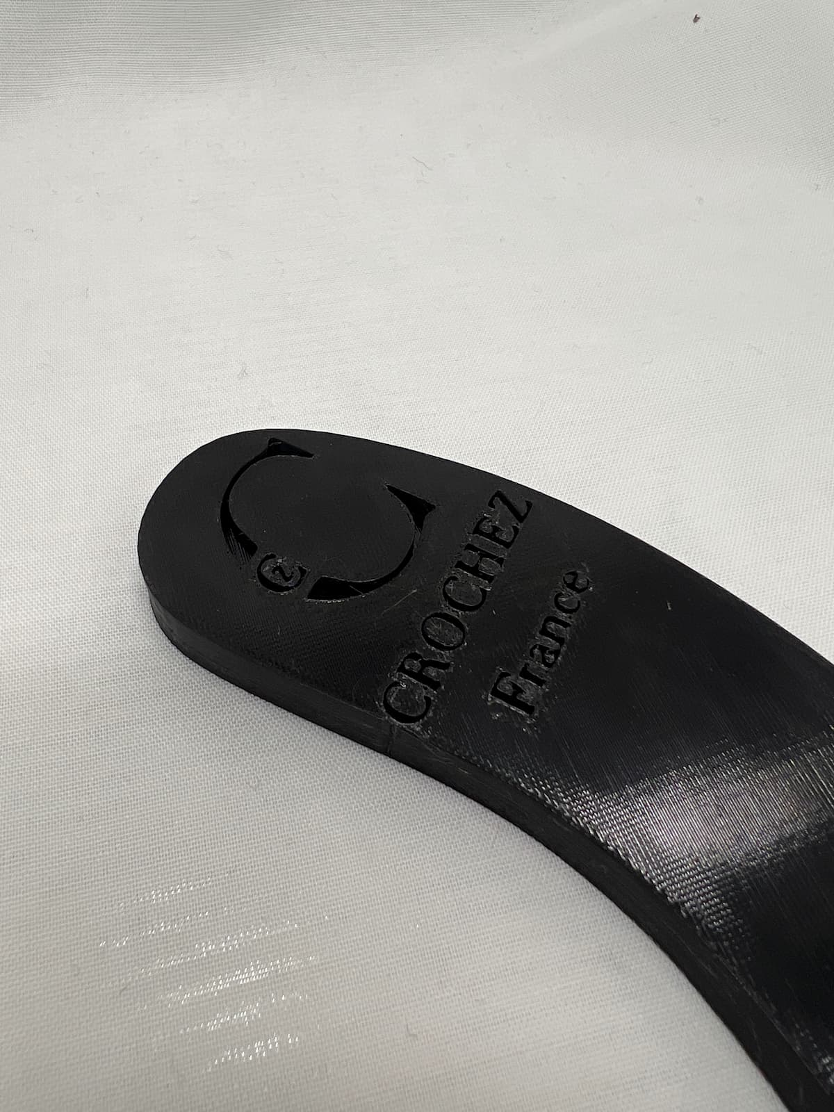extracteur vers le bas, tire bas, puller downer, outil de chapelier, vue logo