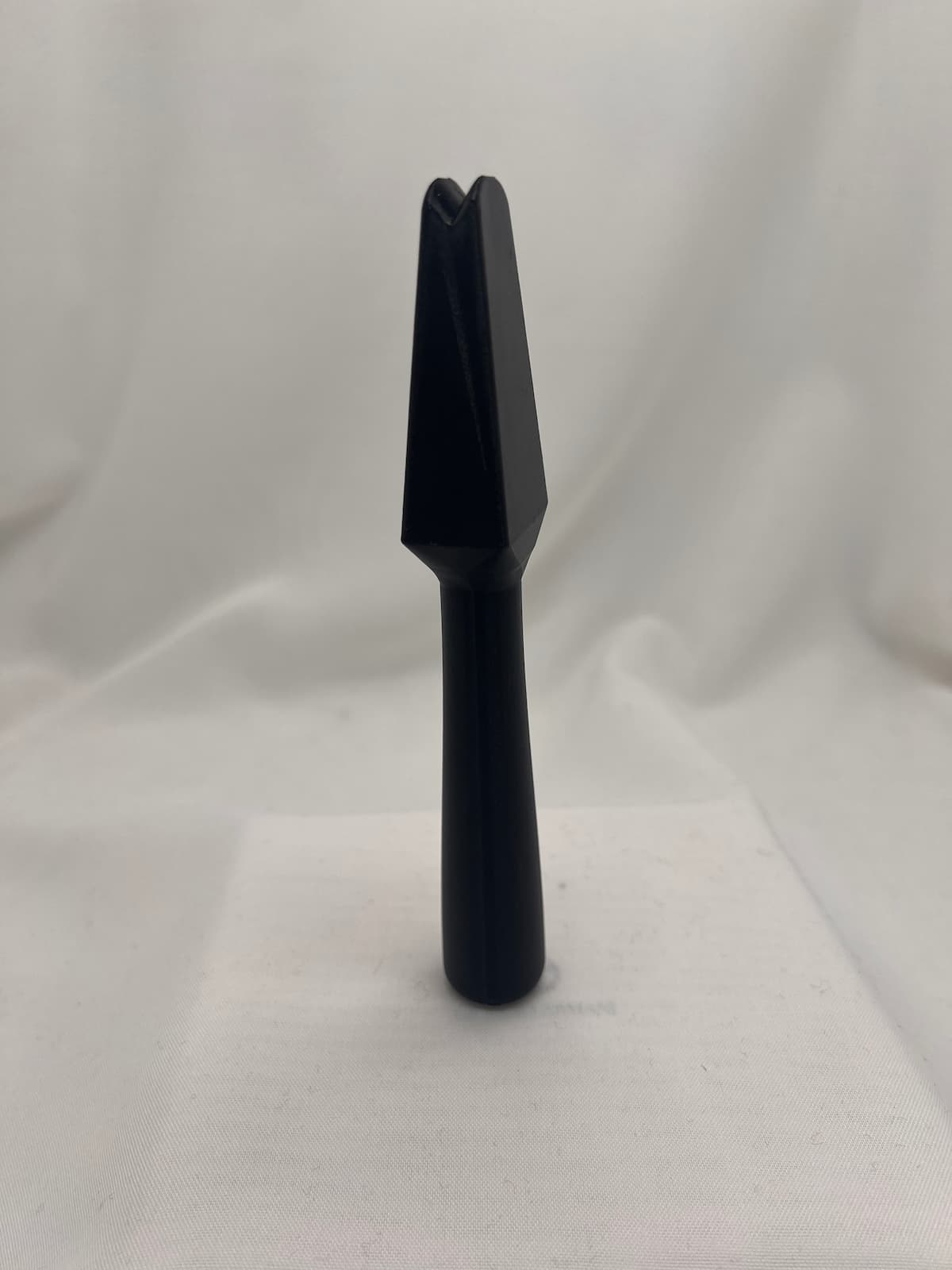 avaloir à chapeau, vue général, outil de chapelier, pusher downer, crochez, vue de face