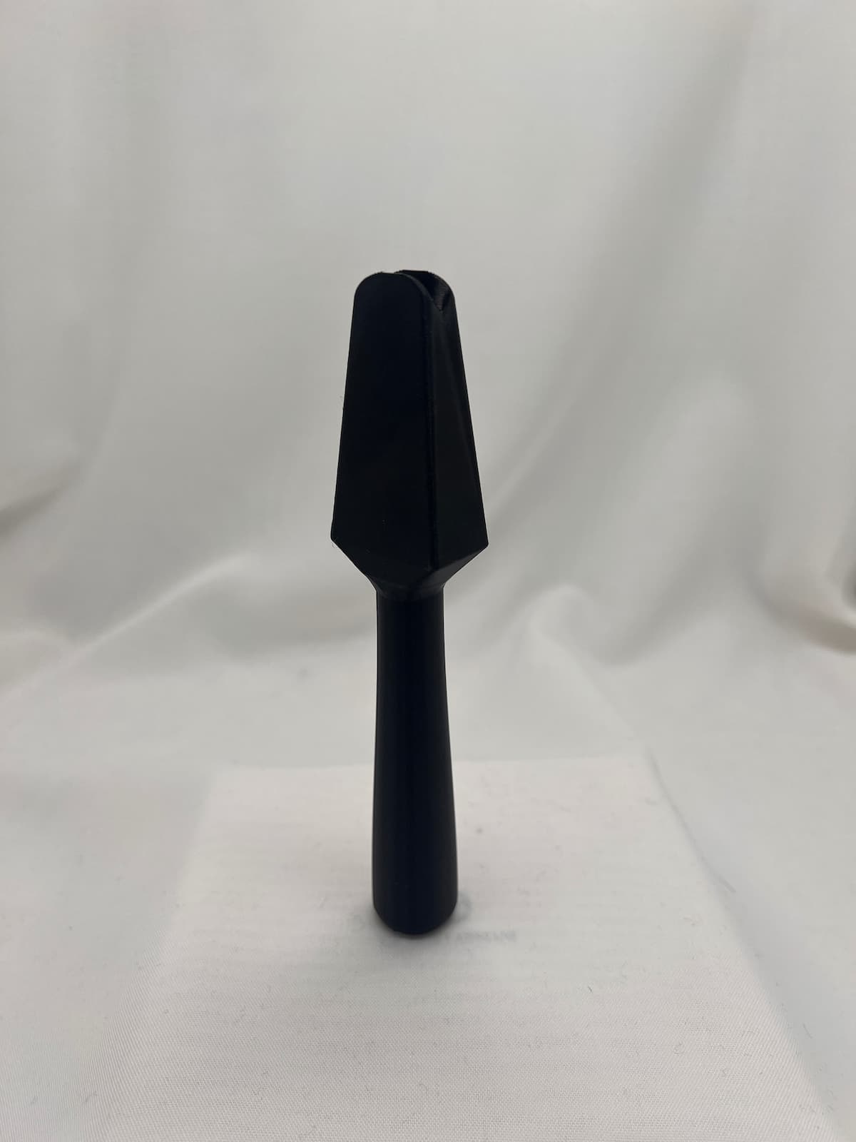 avaloir à chapeau, vue général, outil de chapelier, pusher downer, crochez, vue de face de biais